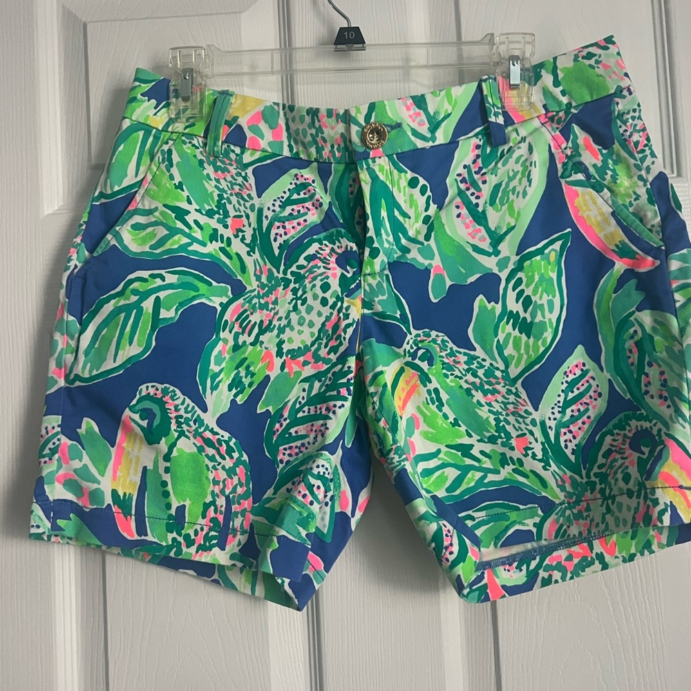 Lilly Pulitzer size 8 Women’s Jayne 8 inch inseam shorts in VGUC
